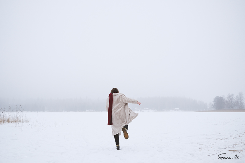 Creating self-portraits with Fujifilm xt-4 camera, Dalarna, Sweden, portrait photography, Instagram photoshoot, snow landscape, frozen lake, www.Fenne.be