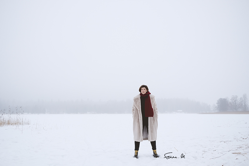 Creating self-portraits with Fujifilm xt-4 camera, Dalarna, Sweden, portrait photography, Instagram photoshoot, snow landscape, frozen lake, www.Fenne.be