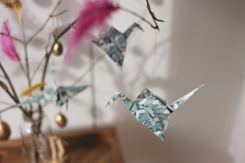 Easter tree decor with origami cranes, golden eggs, and pink feathers, www.Fenne.be