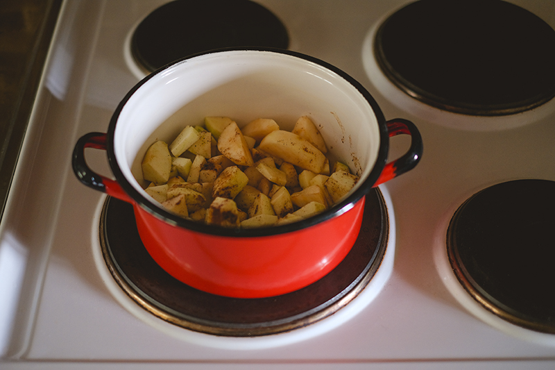 Apples from our own garden, countryside lifestyle, cottagecore, cabincore, apple sauce, Swedish countryside, www.Fenne.be