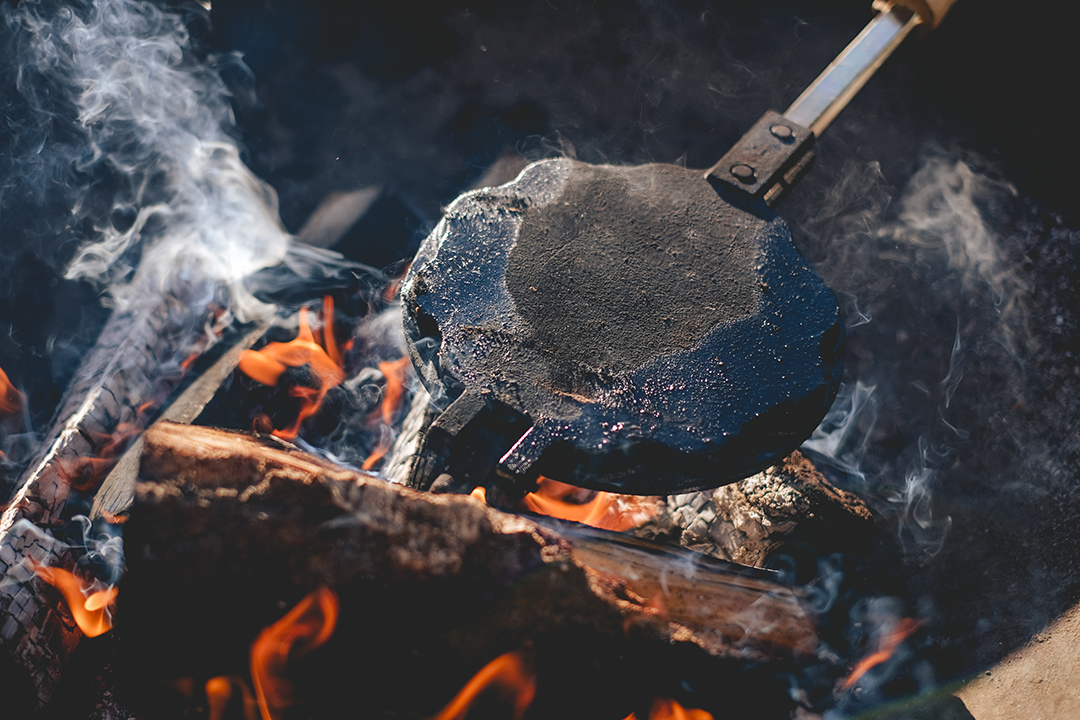 Campfire waffles, outdoor cooking, Swedish waffles, cast iron, Dalarna, www.Fenne.be