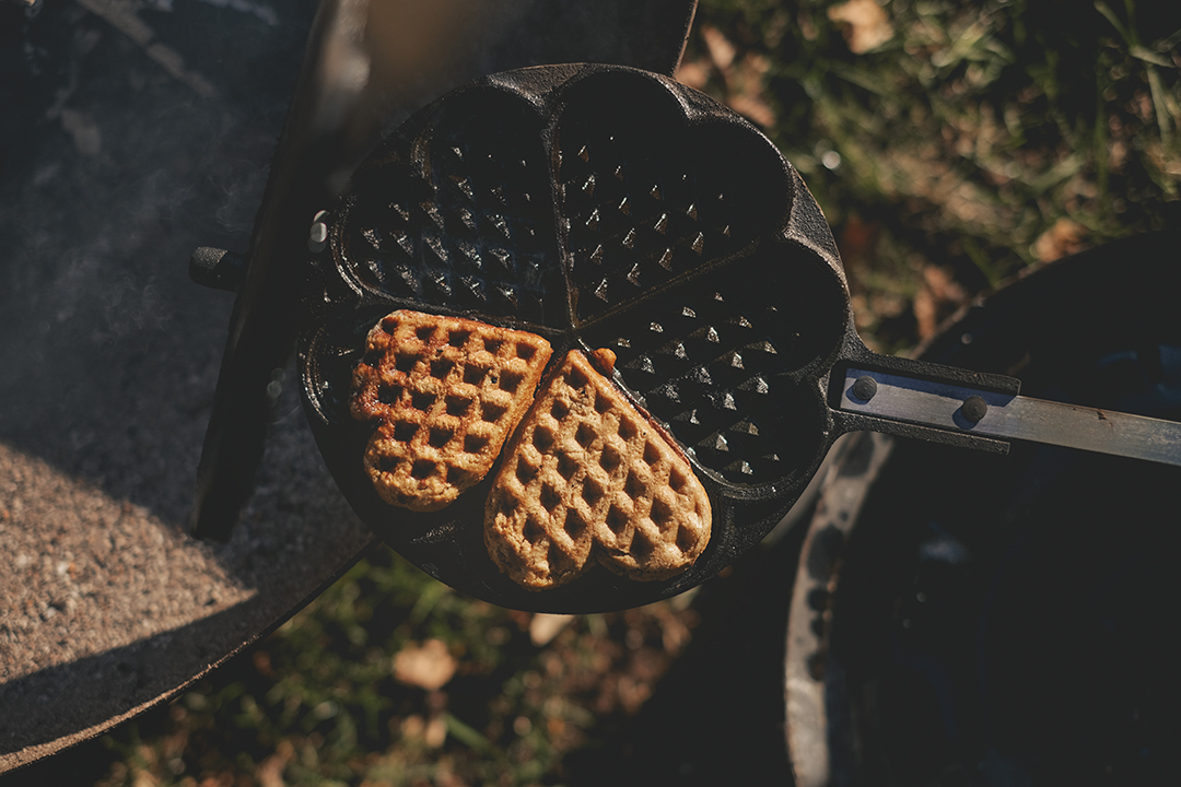 Campfire waffles, outdoor cooking, Swedish waffles, cast iron, Dalarna, www.Fenne.be