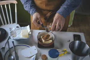 October 4th, cinnamon buns day in Sweden and Finland. Cinnamon rolls with chocolate and blueberry jam recipe, taste of Scandinavia, www.Fenne.be