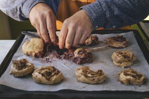 October 4th, cinnamon buns day in Sweden and Finland. Cinnamon rolls with chocolate and blueberry jam recipe, taste of Scandinavia, www.Fenne.be