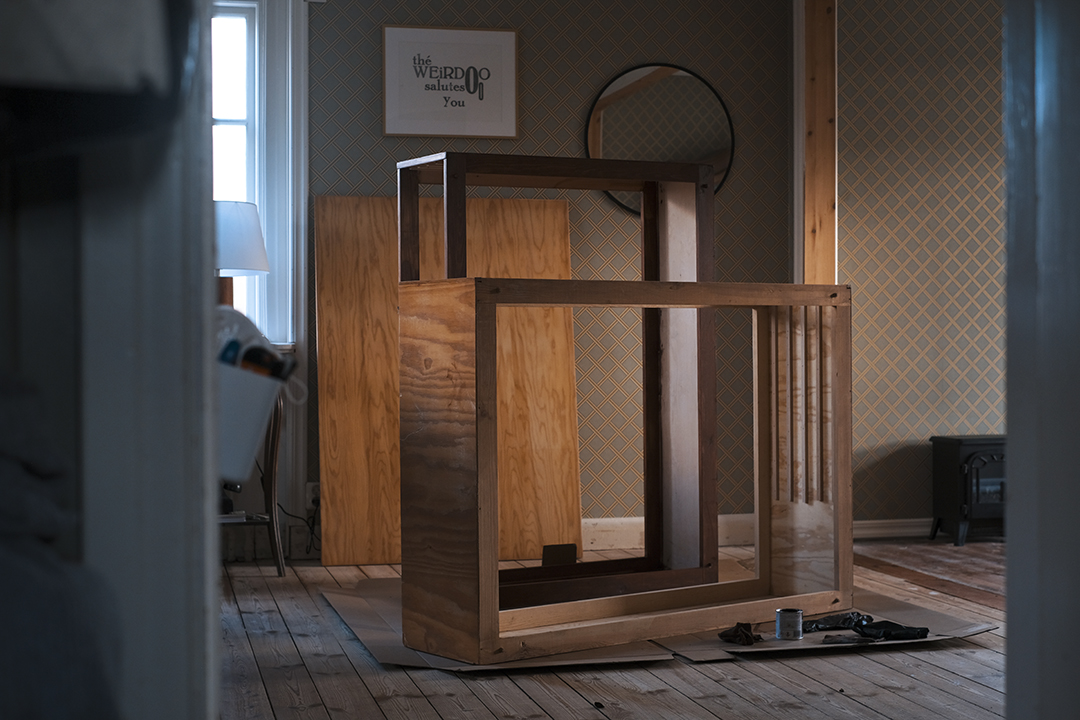 Furniture makeover with wood stain. Svensk möbler, architect drawers, vintage table. www.Fenne.be