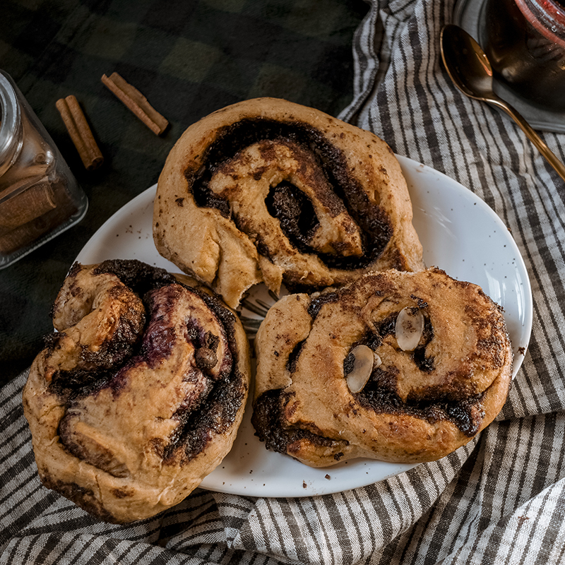 October 4th, cinnamon buns day in Sweden and Finland. Cinnamon rolls with chocolate and blueberry jam recipe, taste of Scandinavia, www.Fenne.be