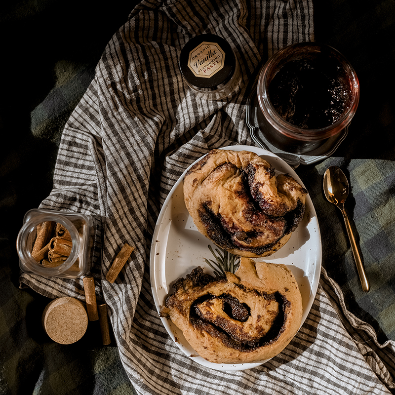 October 4th, cinnamon buns day in Sweden and Finland. Cinnamon rolls with chocolate and blueberry jam recipe, taste of Scandinavia, www.Fenne.be