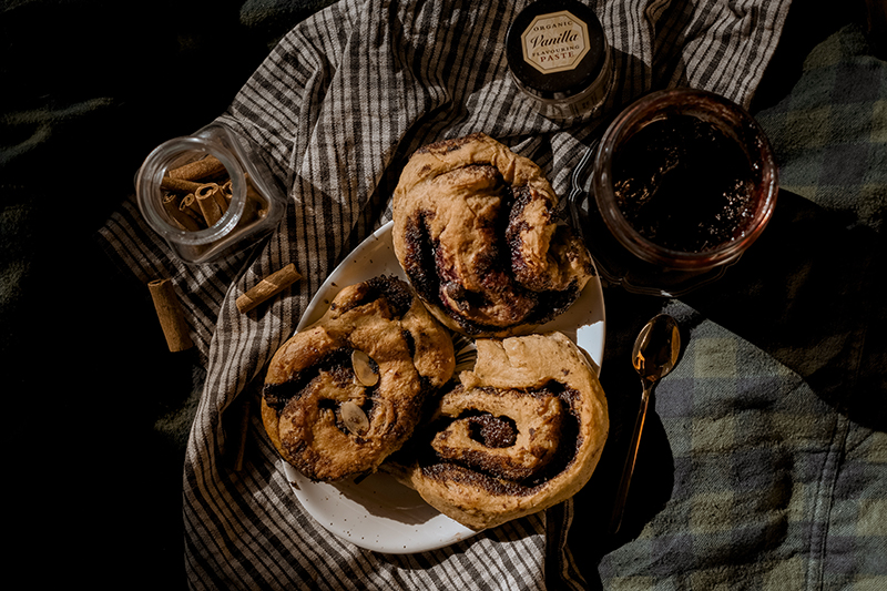 October 4th, cinnamon buns day in Sweden and Finland. Cinnamon rolls with chocolate and blueberry jam recipe, taste of Scandinavia, www.Fenne.be