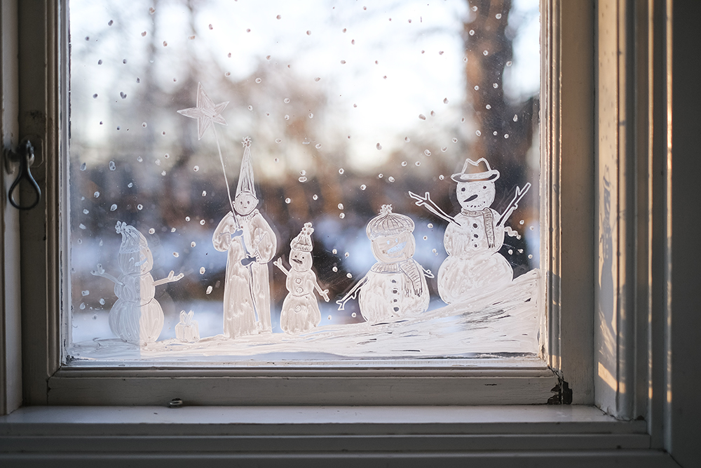 A Swedish/Belgian Christmas, winter holiday decoration, Nordic home, Ikea pepparkakshus, Star lights, window drawings, cottage in the snow, www.Fenne.be 