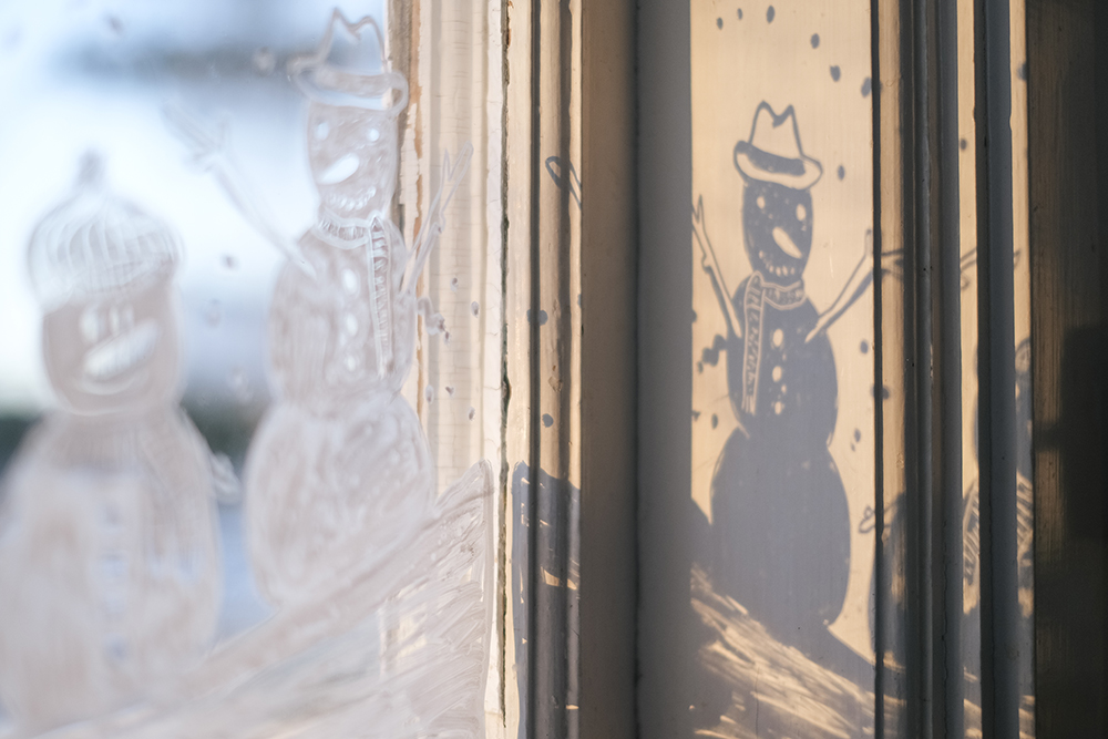 Scandi Christmas holidays, drawing snowmen on my kitchen window, www.Fenne.be