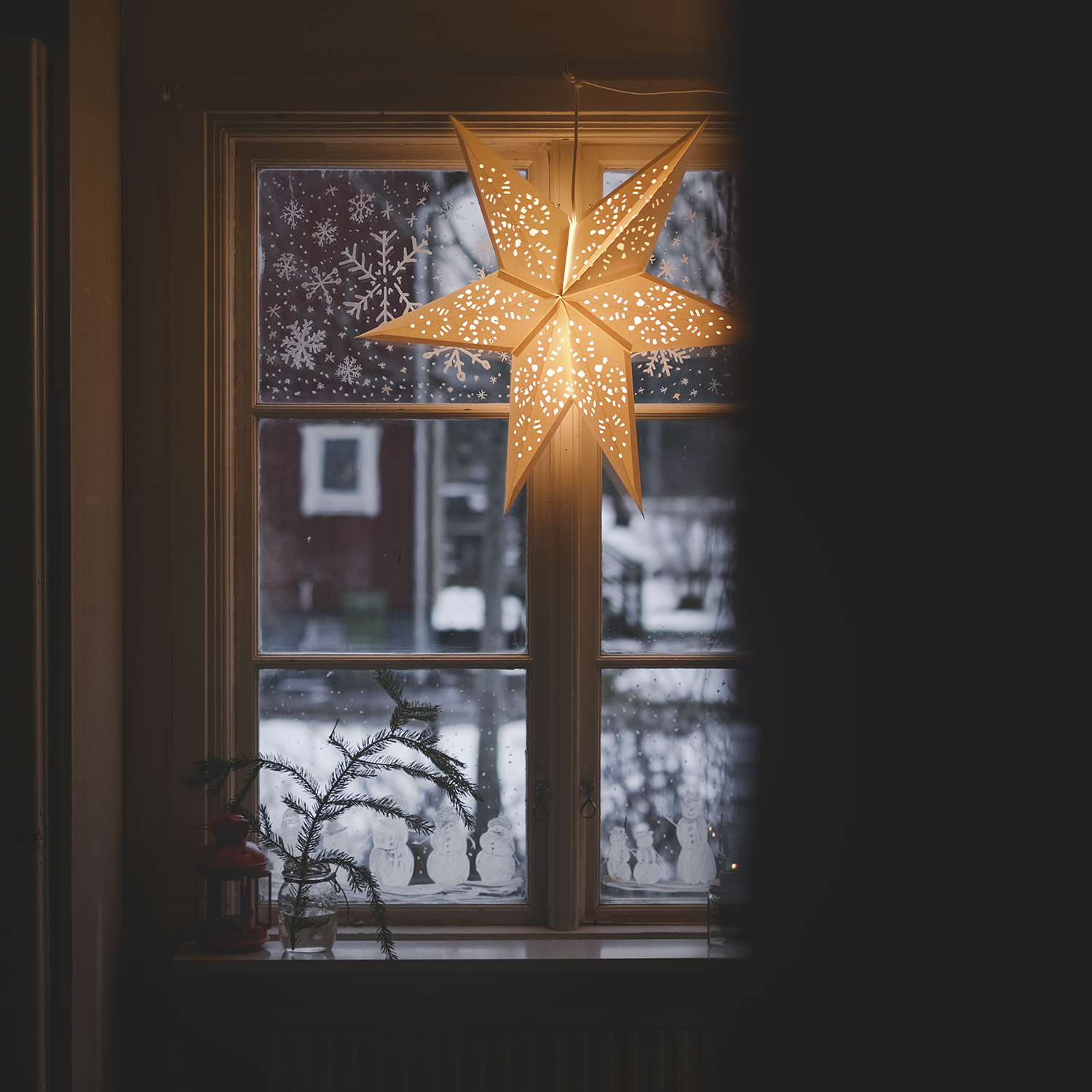 Lighting stars in the window, Scandi swedish Christmas holidays, www.Fenne.be