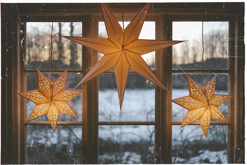 A Swedish/Belgian Christmas, winter holiday decoration, Nordic home, Ikea pepparkakshus, Star lights, window drawings, cottage in the snow, www.Fenne.be