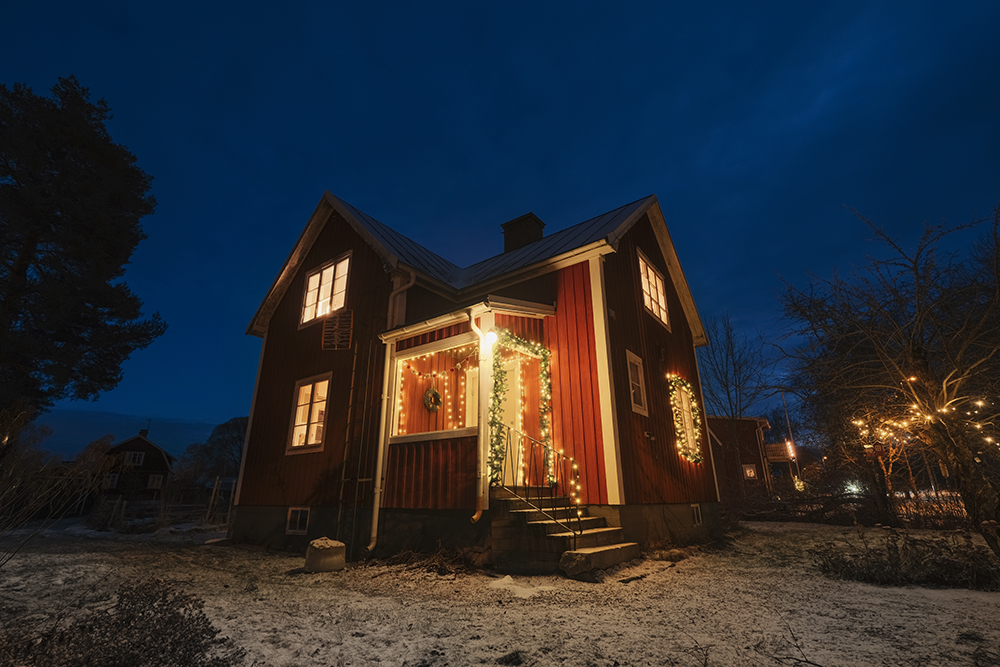 A Swedish/Belgian Christmas, winter holiday decoration, Nordic home, Ikea pepparkakshus, Star lights, window drawings, cottage in the snow, www.Fenne.be