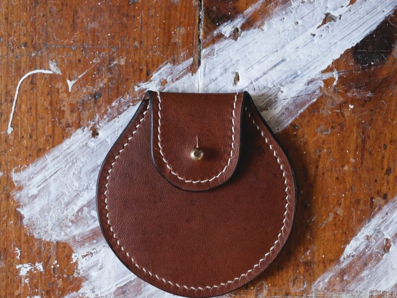Small round leather purse, hand stitched, www.Fenne.be