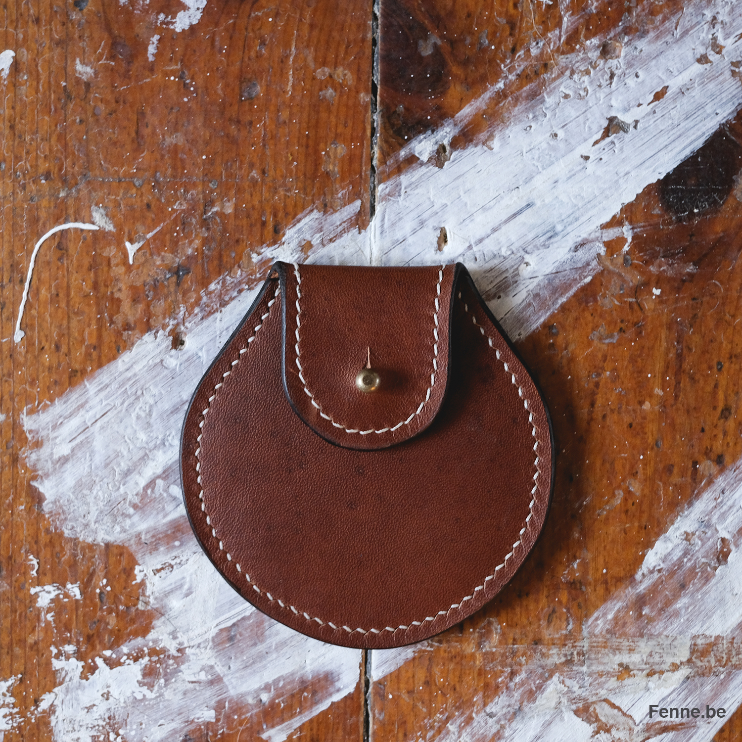 Small round leather purse, hand stitched, www.Fenne.be