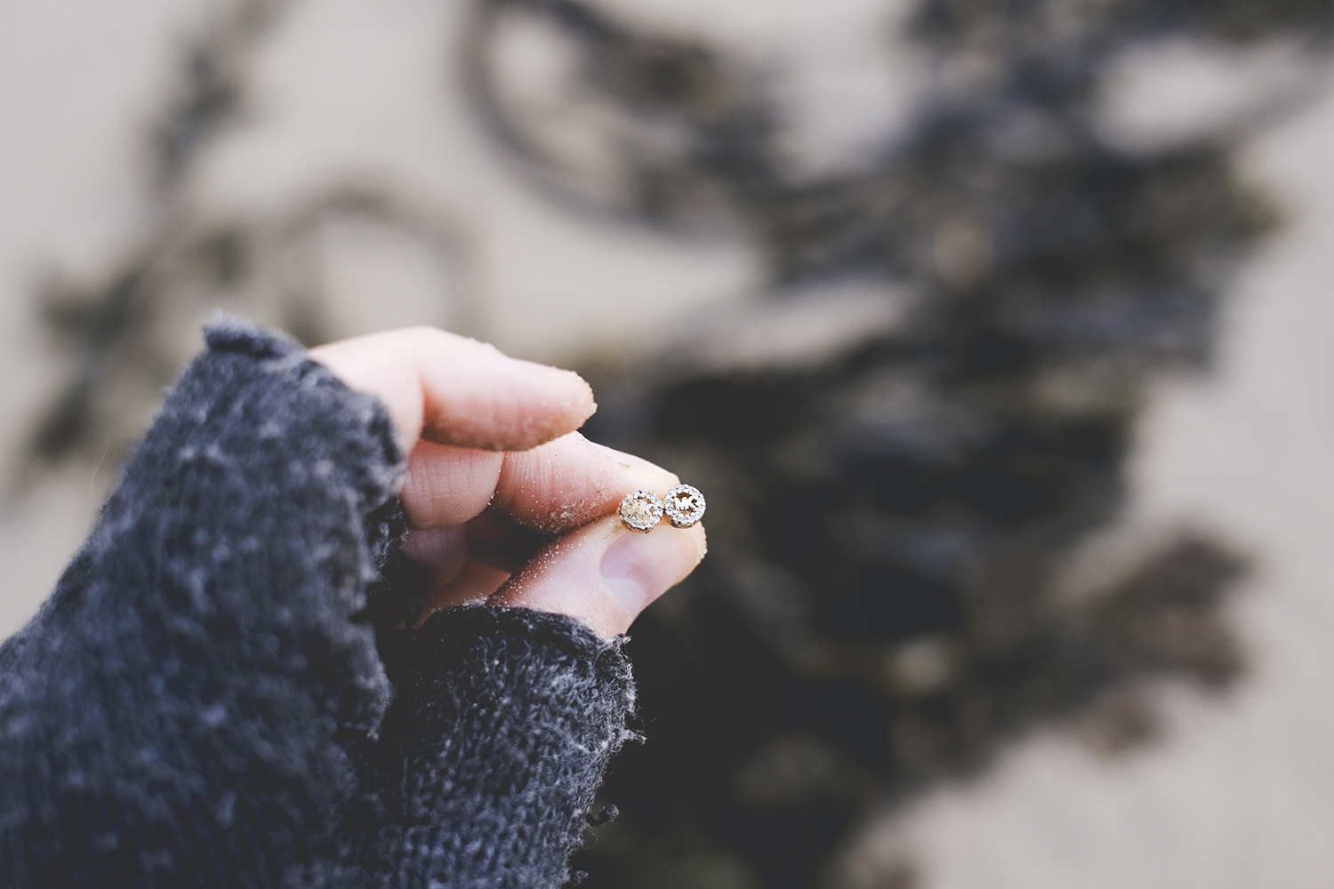 Beach combing, strandjutten, Denmark, Nord Jutland, bones, corona bottle, seaweed, amber, Michael Kors earrings, www.Fenne.be