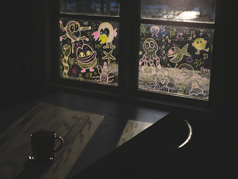window drawing with neon posca markers, www.Fenne.be