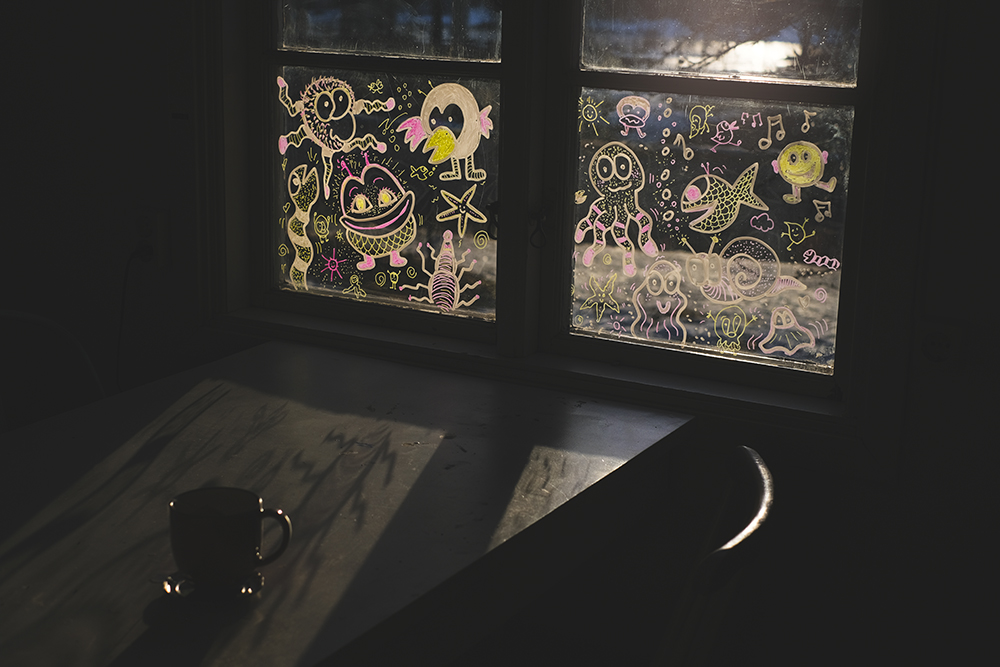 window drawing with neon posca markers, www.Fenne.be