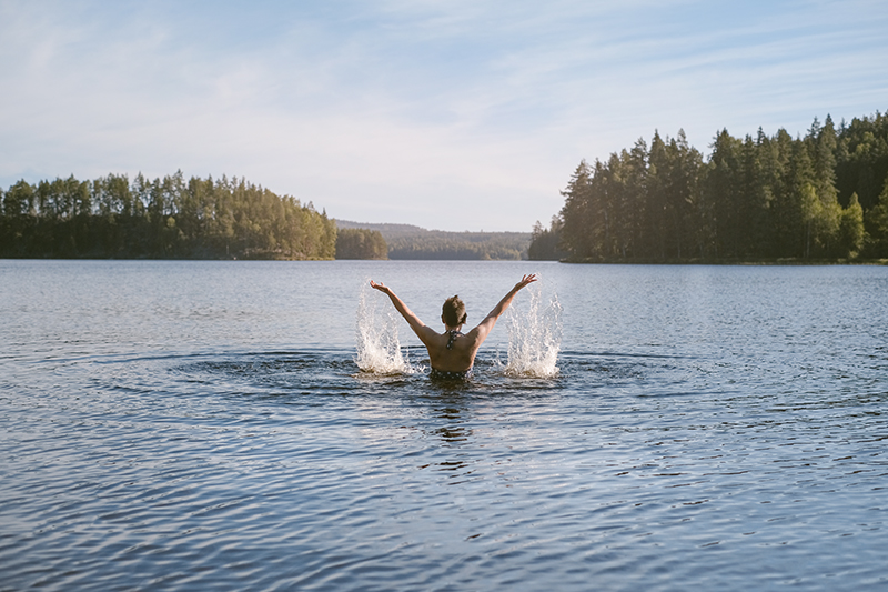 Morgondopp, early morning lake swimming in Sweden, the ultimate feeling of freedom, www.Fenne.be