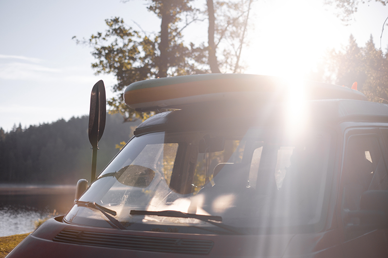 Sup & sunset, camping with the Volkswagen California in Sweden, paddling the lake, www.Fenne.be