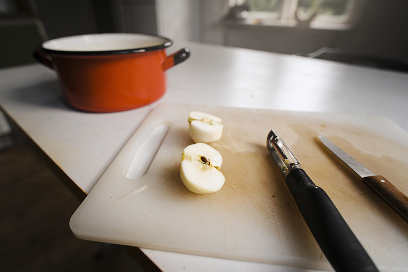 Homemade apple sauce with cinnamon and honey, www.Fenne.be