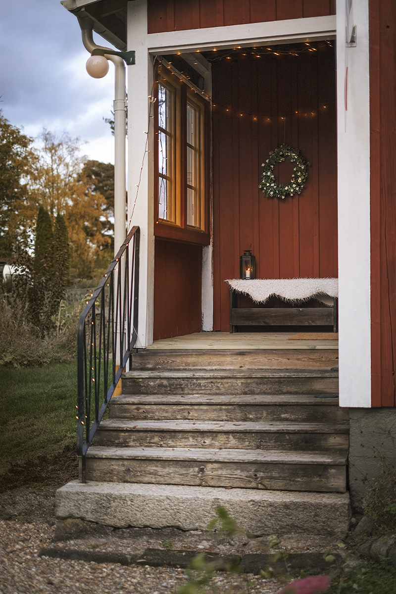 Art studio porch makeover, Falu red paint, Swedish red house in the countryside, www.Fenne.be