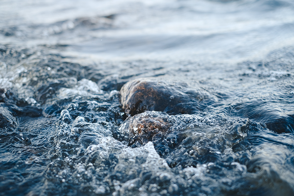 Nature photography, rocks in Swedish lake, www.Fenne.be