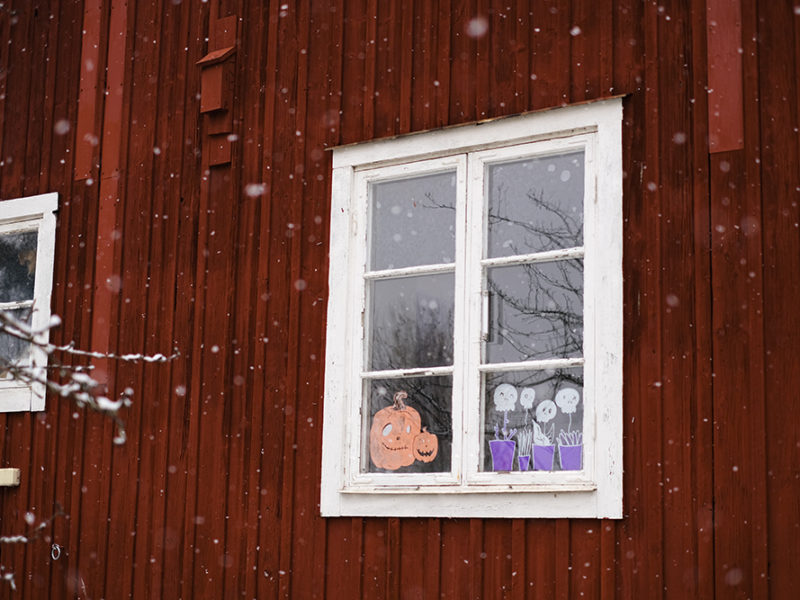 Halloween at the art studio, window drawing with Posca markers, Art studio Sweden, www.Fenne.be