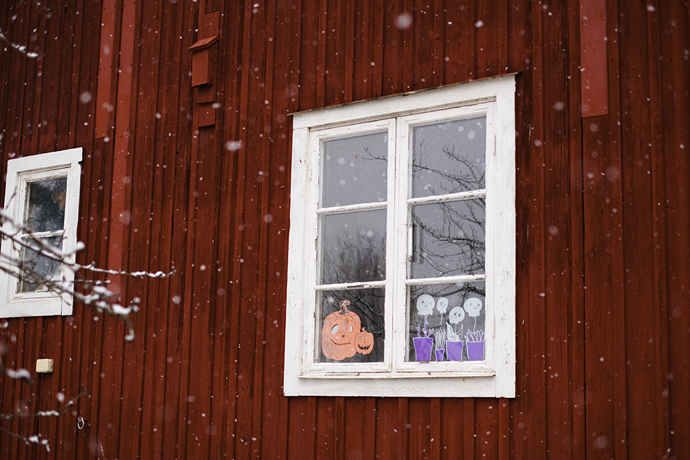 Halloween at the art studio, window drawing with Posca markers, Art studio Sweden, www.Fenne.be