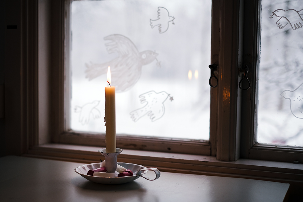 Winter solstice in Sweden, winter aesthetic, hygge, candles, Christmas window drawing with posca markers, www.Fenne.be
